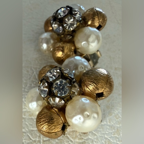 Lisner Gold & Faux Pearl Rhinestone cluster Vintage Flower Clip on Earrings - Picture 4 of 10